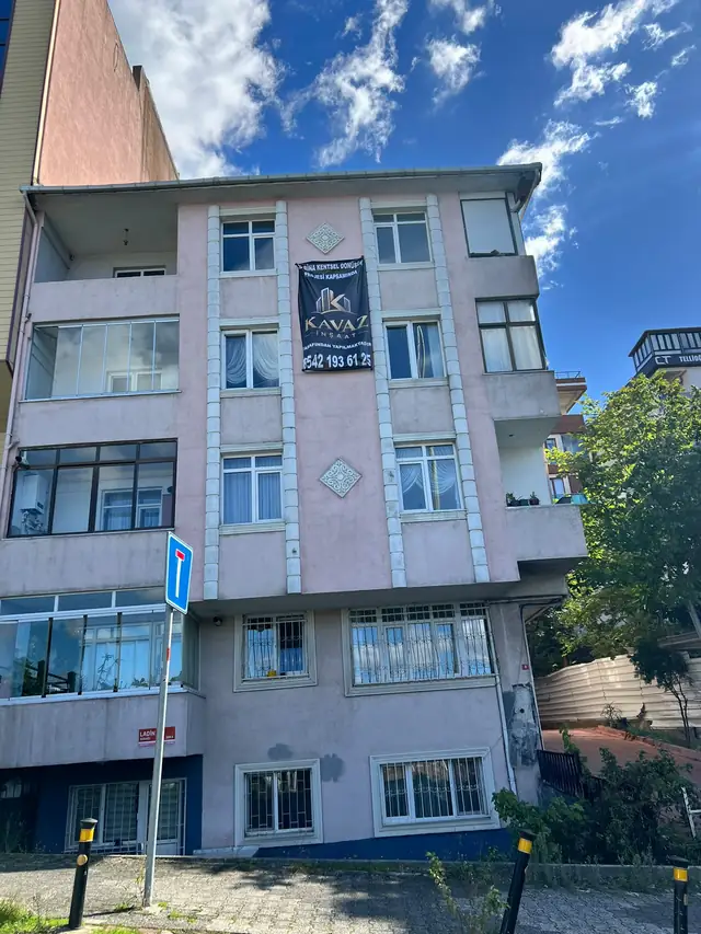 Mevcut bina, cephede firmamızın afişi