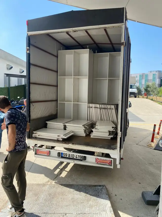 Dolapların araca yüklenmesi